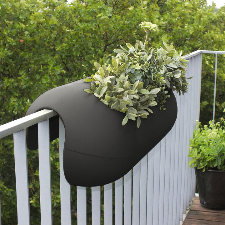 Moderner Balkon Blumentopf auf Geländer